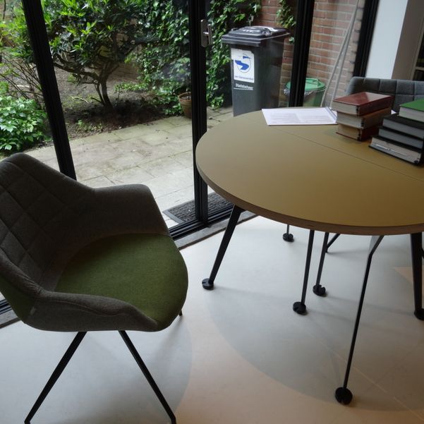 Moderne meubels in leeskamer